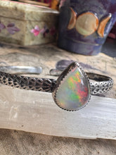 Load image into Gallery viewer, Tear drop Opal cuff