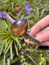 Load image into Gallery viewer, Tear drop shaped labradorite cuff 2