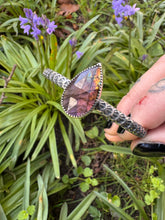 Load image into Gallery viewer, Tear drop shaped labradorite cuff